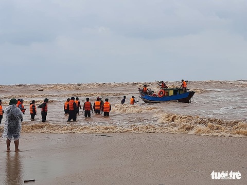 Vụ cứu nạn tàu Vietship 01: Trực thăng đến hiện trường, thả dây nối tàu với bờ - Ảnh 5. Vụ cứu nạn tàu Vietship 01: Trực thăng đến hiện trường, thả dây nối tàu với bờ - Ảnh 5.