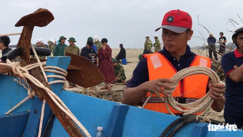 Vụ cứu nạn tàu Vietship 01: Trực thăng đến hiện trường, thả dây nối tàu với bờ - Ảnh 9. Vụ cứu nạn tàu Vietship 01: Trực thăng đến hiện trường, thả dây nối tàu với bờ - Ảnh 9.