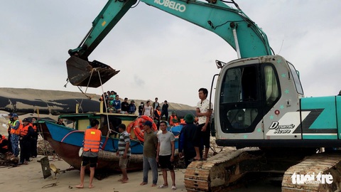 Vụ cứu nạn tàu Vietship 01: Trực thăng đến hiện trường, thả dây nối tàu với bờ - Ảnh 7. Vụ cứu nạn tàu Vietship 01: Trực thăng đến hiện trường, thả dây nối tàu với bờ - Ảnh 7.