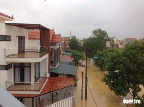 Quảng Bình lũ xuống chậm, vùng nam và tây Quảng Trị vẫn bị lũ vây - Ảnh 3. Quảng Bình lũ xuống chậm, vùng nam và tây Quảng Trị vẫn bị lũ vây - Ảnh 3.