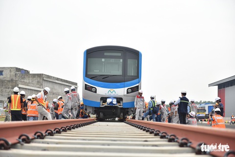 Tàu metro 1 lăn bánh ở depot, tháng 4-2021 sẽ chạy thử từ ngã tư Bình Thái về Long Bình - Ảnh 1. Tàu metro 1 lăn bánh ở depot, tháng 4-2021 sẽ chạy thử từ ngã tư Bình Thái về Long Bình - Ảnh 1.