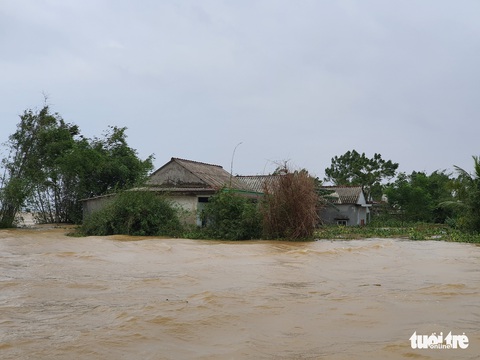Nhà vẫn ngập gần tới mái ở rốn lũ Quảng Trị dù lũ đã rút - Ảnh 6. Nhà vẫn ngập gần tới mái ở rốn lũ Quảng Trị dù lũ đã rút - Ảnh 6.
