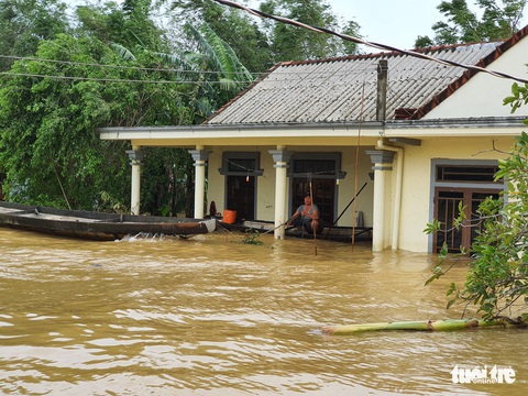 Nhà vẫn ngập gần tới mái ở rốn lũ Quảng Trị dù lũ đã rút - Ảnh 5. Nhà vẫn ngập gần tới mái ở rốn lũ Quảng Trị dù lũ đã rút - Ảnh 5.