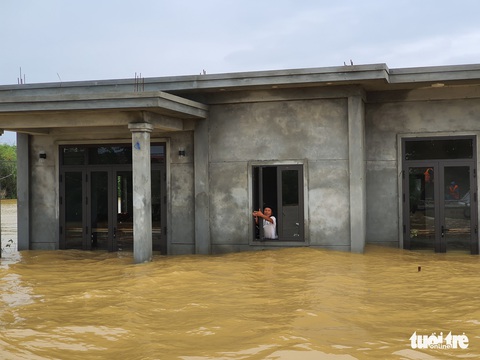 Nhà vẫn ngập gần tới mái ở rốn lũ Quảng Trị dù lũ đã rút - Ảnh 8. Nhà vẫn ngập gần tới mái ở rốn lũ Quảng Trị dù lũ đã rút - Ảnh 8.