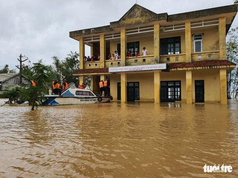 Nhà vẫn ngập gần tới mái ở rốn lũ Quảng Trị dù lũ đã rút - Ảnh 12. Nhà vẫn ngập gần tới mái ở rốn lũ Quảng Trị dù lũ đã rút - Ảnh 12.