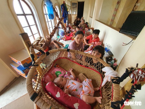 Nhà vẫn ngập gần tới mái ở rốn lũ Quảng Trị dù lũ đã rút - Ảnh 11. Nhà vẫn ngập gần tới mái ở rốn lũ Quảng Trị dù lũ đã rút - Ảnh 11.