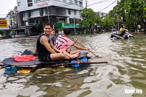 Nước lên nhanh, người dân bắt thuyền máy đi giữa TP Huế - Ảnh 4. Nước lên nhanh, người dân bắt thuyền máy đi giữa TP Huế - Ảnh 4.
