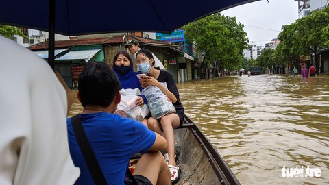 Nước lên nhanh, người dân bắt thuyền máy đi giữa TP Huế - Ảnh 2. Nước lên nhanh, người dân bắt thuyền máy đi giữa TP Huế - Ảnh 2.