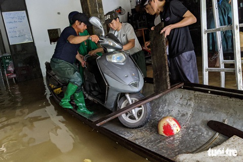 Nước lên nhanh, người dân bắt thuyền máy đi giữa TP Huế - Ảnh 9. Nước lên nhanh, người dân bắt thuyền máy đi giữa TP Huế - Ảnh 9.