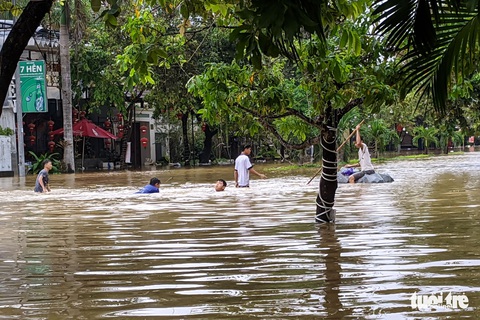 Nước lên nhanh, người dân bắt thuyền máy đi giữa TP Huế - Ảnh 10. Nước lên nhanh, người dân bắt thuyền máy đi giữa TP Huế - Ảnh 10.