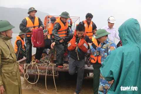 Bộ đội vượt sóng dữ cứu 16 thuyền viên trên tàu hàng mắc cạn - Ảnh 5. Bộ đội vượt sóng dữ cứu 16 thuyền viên trên tàu hàng mắc cạn - Ảnh 5.
