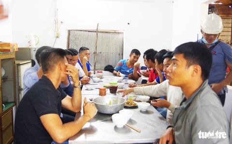 Bộ đội vượt sóng dữ cứu 16 thuyền viên trên tàu hàng mắc cạn - Ảnh 8. Bộ đội vượt sóng dữ cứu 16 thuyền viên trên tàu hàng mắc cạn - Ảnh 8.