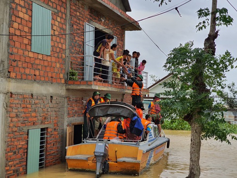 Đem mì tôm, nước sạch cứu dân bị cô lập 3 ngày ở rốn lũ Quảng Trị - Ảnh 2. Đem mì tôm, nước sạch cứu dân bị cô lập 3 ngày ở rốn lũ Quảng Trị - Ảnh 2.