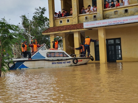 Đem mì tôm, nước sạch cứu dân bị cô lập 3 ngày ở rốn lũ Quảng Trị - Ảnh 3. Đem mì tôm, nước sạch cứu dân bị cô lập 3 ngày ở rốn lũ Quảng Trị - Ảnh 3.