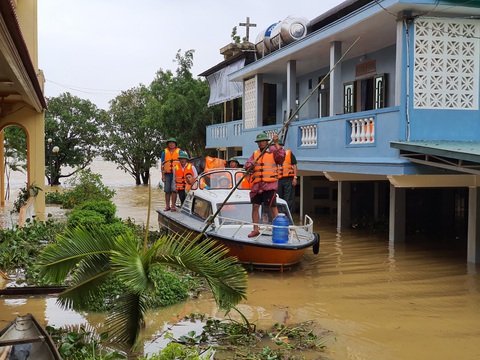 Đem mì tôm, nước sạch cứu dân bị cô lập 3 ngày ở rốn lũ Quảng Trị - Ảnh 5. Đem mì tôm, nước sạch cứu dân bị cô lập 3 ngày ở rốn lũ Quảng Trị - Ảnh 5.