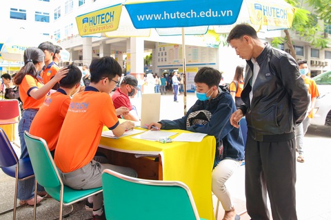 Xét học bạ - giải pháp an toàn khi điểm chuẩn nguyện vọng đột biến - Ảnh 1. Xét học bạ - giải pháp an toàn khi điểm chuẩn nguyện vọng đột biến - Ảnh 1.