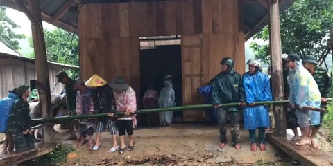 Mưa như trút nước, dân Quảng Nam khiêng nhà ra khỏi vùng sạt lở - Ảnh 2. Mưa như trút nước, dân Quảng Nam khiêng nhà ra khỏi vùng sạt lở - Ảnh 2.