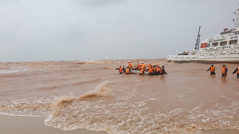 Đặc công nước, trực thăng đưa tất cả thuyền viên tàu Vietship 01 vào bờ - Ảnh 5. Đặc công nước, trực thăng đưa tất cả thuyền viên tàu Vietship 01 vào bờ - Ảnh 5.
