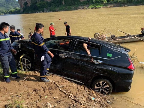 Ô tô lao xuống sông Mã lúc rạng sáng, 3 người chết - Ảnh 1. Ô tô lao xuống sông Mã lúc rạng sáng, 3 người chết - Ảnh 1.