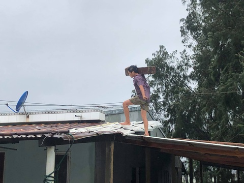 Quảng Nam, Quảng Ngãi: Sẵn sàng sơ tán dân khỏi khu vực sạt lở trước bão số 9 - Ảnh 3. Quảng Nam, Quảng Ngãi: Sẵn sàng sơ tán dân khỏi khu vực sạt lở trước bão số 9 - Ảnh 3.