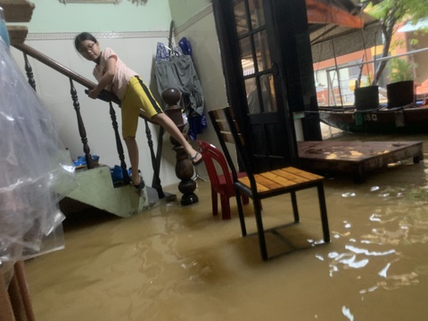 Phố cổ Hội An báo động dân sơ tán phòng lũ vượt báo động 3 - Ảnh 10. Phố cổ Hội An báo động dân sơ tán phòng lũ vượt báo động 3 - Ảnh 10.