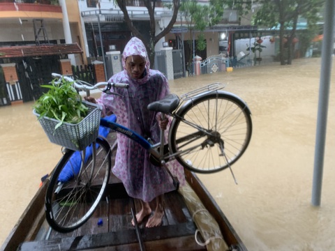 Phố cổ Hội An báo động dân sơ tán phòng lũ vượt báo động 3 - Ảnh 12. Phố cổ Hội An báo động dân sơ tán phòng lũ vượt báo động 3 - Ảnh 12.