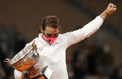 Thắng gọn Djokovic, Nadal lần thứ 20 vô địch Grand Slam - Ảnh 1. Thắng gọn Djokovic, Nadal lần thứ 20 vô địch Grand Slam - Ảnh 1.