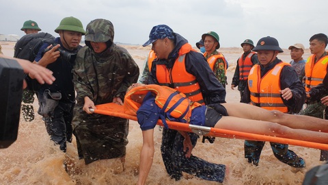 Đặc công nước, trực thăng đưa tất cả thuyền viên tàu Vietship 01 vào bờ - Ảnh 9. Đặc công nước, trực thăng đưa tất cả thuyền viên tàu Vietship 01 vào bờ - Ảnh 9.