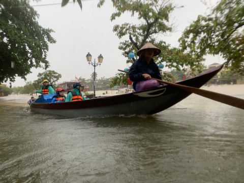 Phố cổ Hội An báo động dân sơ tán phòng lũ vượt báo động 3 - Ảnh 7. Phố cổ Hội An báo động dân sơ tán phòng lũ vượt báo động 3 - Ảnh 7.