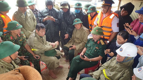 Đặc công nước, trực thăng đưa tất cả thuyền viên tàu Vietship 01 vào bờ - Ảnh 10. Đặc công nước, trực thăng đưa tất cả thuyền viên tàu Vietship 01 vào bờ - Ảnh 10.