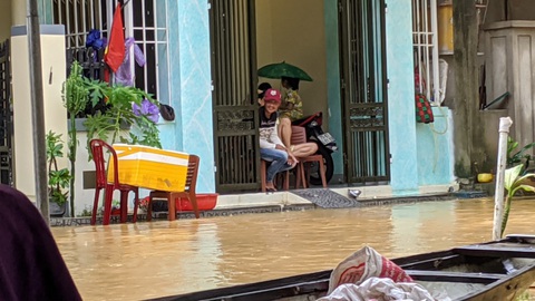 Đến chiều 11-10 đã thiệt mạng 9 người do lũ lụt miền Trung - Ảnh 1. Đến chiều 11-10 đã thiệt mạng 9 người do lũ lụt miền Trung - Ảnh 1.