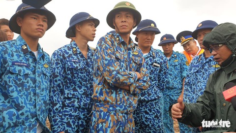 Đặc công nước, trực thăng đưa tất cả thuyền viên tàu Vietship 01 vào bờ - Ảnh 2. Đặc công nước, trực thăng đưa tất cả thuyền viên tàu Vietship 01 vào bờ - Ảnh 2.