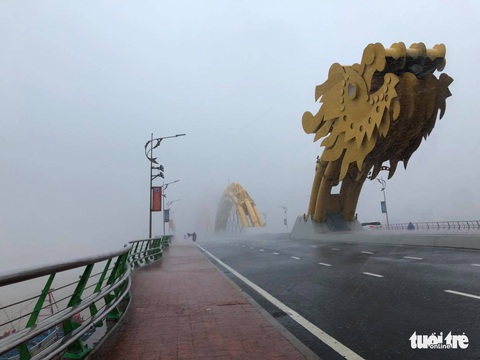 Lái ôtô dìu người đi xe máy qua cầu Rồng giữa mưa to, gió lớn - Ảnh 2. Lái ôtô dìu người đi xe máy qua cầu Rồng giữa mưa to, gió lớn - Ảnh 2.