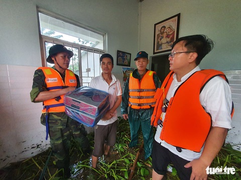 Đội mưa chở mì tôm tiếp tế các hộ dân vùng lũ Hải Lăng - Ảnh 2. Đội mưa chở mì tôm tiếp tế các hộ dân vùng lũ Hải Lăng - Ảnh 2.