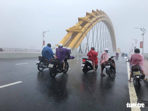Lái ôtô dìu người đi xe máy qua cầu Rồng giữa mưa to, gió lớn - Ảnh 5. Lái ôtô dìu người đi xe máy qua cầu Rồng giữa mưa to, gió lớn - Ảnh 5.