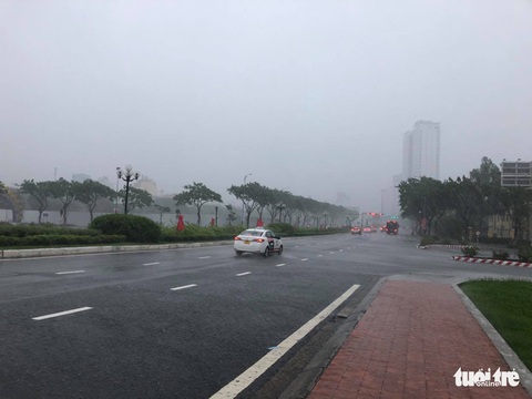 Lái ôtô dìu người đi xe máy qua cầu Rồng giữa mưa to, gió lớn - Ảnh 7. Lái ôtô dìu người đi xe máy qua cầu Rồng giữa mưa to, gió lớn - Ảnh 7.