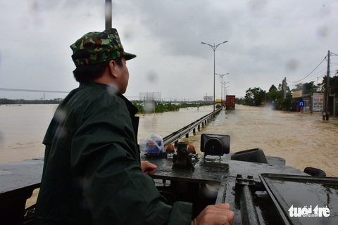 Xe đặc chủng và cano sẽ tiếp tế đồ ăn, nước uống cho bà con bị lũ cô lập ở Huế - Ảnh 1. Xe đặc chủng và cano sẽ tiếp tế đồ ăn, nước uống cho bà con bị lũ cô lập ở Huế - Ảnh 1.