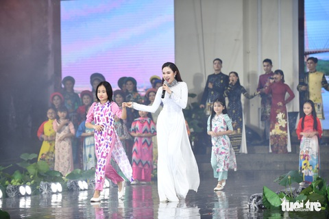 Lung linh sắc màu đêm khai mạc Lễ hội áo dài 2020 - Ảnh 3. Lung linh sắc màu đêm khai mạc Lễ hội áo dài 2020 - Ảnh 3.
