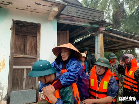 Xe đặc chủng và cano sẽ tiếp tế đồ ăn, nước uống cho bà con bị lũ cô lập ở Huế - Ảnh 2. Xe đặc chủng và cano sẽ tiếp tế đồ ăn, nước uống cho bà con bị lũ cô lập ở Huế - Ảnh 2.
