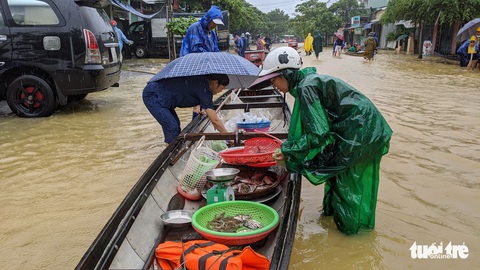 Lũ ngập ao nuôi, dân đẩy xuồng ra phố bán tháo cá tôm - Ảnh 1. Lũ ngập ao nuôi, dân đẩy xuồng ra phố bán tháo cá tôm - Ảnh 1.