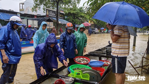 Lũ ngập ao nuôi, dân đẩy xuồng ra phố bán tháo cá tôm - Ảnh 4. Lũ ngập ao nuôi, dân đẩy xuồng ra phố bán tháo cá tôm - Ảnh 4.