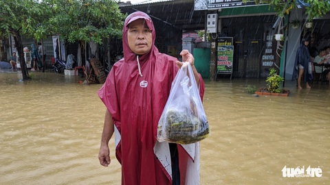 Lũ ngập ao nuôi, dân đẩy xuồng ra phố bán tháo cá tôm - Ảnh 10. Lũ ngập ao nuôi, dân đẩy xuồng ra phố bán tháo cá tôm - Ảnh 10.