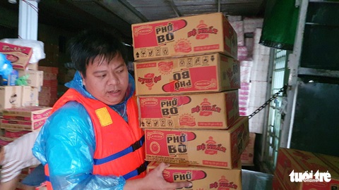Báo Tuổi Trẻ cứu trợ khẩn cấp bà con ở rốn lũ miền Trung - Ảnh 11. Báo Tuổi Trẻ cứu trợ khẩn cấp bà con ở rốn lũ miền Trung - Ảnh 11.