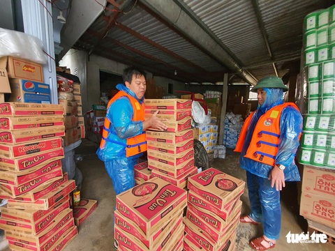 Báo Tuổi Trẻ cứu trợ khẩn cấp bà con ở rốn lũ miền Trung - Ảnh 12. Báo Tuổi Trẻ cứu trợ khẩn cấp bà con ở rốn lũ miền Trung - Ảnh 12.