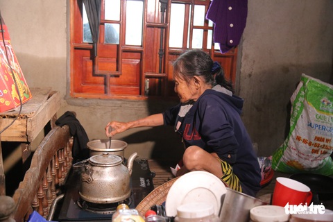Báo Tuổi Trẻ cứu trợ khẩn cấp bà con ở rốn lũ miền Trung - Ảnh 6. Báo Tuổi Trẻ cứu trợ khẩn cấp bà con ở rốn lũ miền Trung - Ảnh 6.