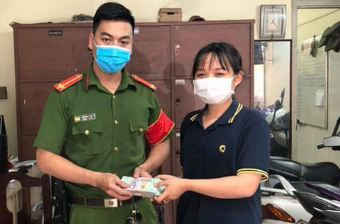 Nhặt được 4 cọc tiền to, nữ sinh viên Hutech liền mang nộp công an - Ảnh 1. Nhặt được 4 cọc tiền to, nữ sinh viên Hutech liền mang nộp công an - Ảnh 1.