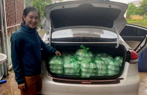 Nghĩa tình trong cơn lũ dữ - Ảnh 2. Nghĩa tình trong cơn lũ dữ - Ảnh 2.