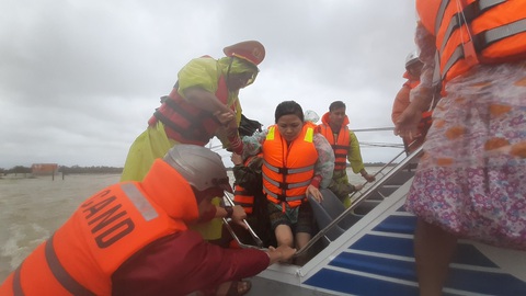 Giải cứu hơn 200 người dân vùng ngập lũ sâu đến nơi an toàn - Ảnh 3. Giải cứu hơn 200 người dân vùng ngập lũ sâu đến nơi an toàn - Ảnh 3.
