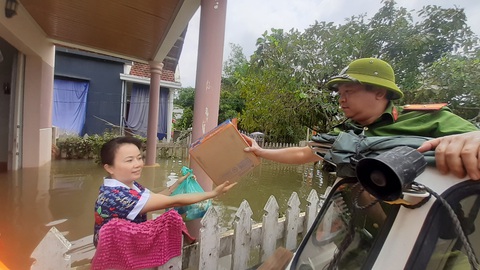 Hỗ trợ nước sạch và mì gói cho hơn 100 hộ dân bị cô lập ở Quảng Nam - Ảnh 4. Hỗ trợ nước sạch và mì gói cho hơn 100 hộ dân bị cô lập ở Quảng Nam - Ảnh 4.