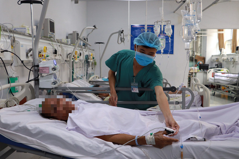 Mổ cấp cứu cụ ông bị thanh gỗ đâm xuyên phổi - Ảnh 2. Mổ cấp cứu cụ ông bị thanh gỗ đâm xuyên phổi - Ảnh 2.